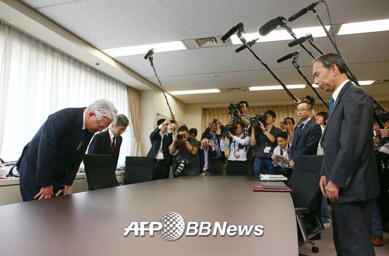 가와사키 히로야 고베제강 회장(왼쪽)이 12일 일본 경제산업상과의 회의 도중 고개 숙여 사과하고 있다./AFPBBNews=뉴스1