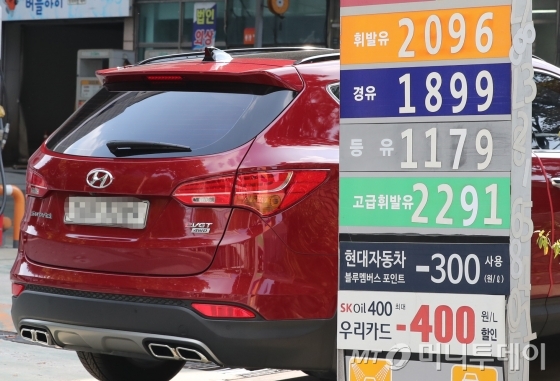 국제유가 상승으로 주유소에서 판매하는 휘발유와 경유 가격이 상승세다. 사진은 지난 8일 서울 시내 한 주유소. /사진제공=뉴스1