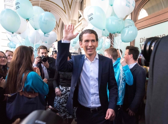 지난 13일(현지시간) 오스트리아 수도 빈에서 세바스티안 쿠르츠 국민당 대표가 지지자들에게 손을 흔들고 있다. 만 31세의 젊은 지도자 쿠르츠 대표는 15일 총선을 통해 차기 총리가 될 것이 유력하다.  /AFPBBNews=뉴스1