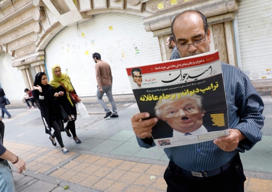 14일(현지시간) 이란 수도 테헤란 거리에서 한 남성이 '미친 트럼프와 논리적 핵협정(JCPOA)'이라는 제목의 신문 기사를 읽고 있다. /AFPBBNews=뉴스1