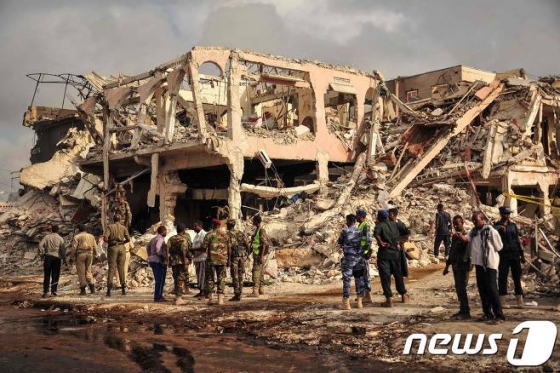 15일(현지시간) 소말리아 모가디슈의 '트럭 테러' 현장. /AFP=뉴스1