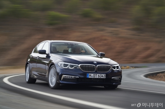 BMW그룹 코리아가 일부 고급 트림을 빼고 가격을 낮춘 '뉴 520d 럭셔리 스페셜 에디션'을 16일 출시했다. 가격은 부가세 포함 6330만원이다./사진=BMW그룹 코리아