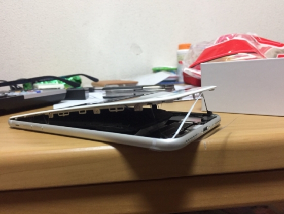 일본에서 발생한 아이폰8+ 배터리 스웰링 의심 사례. /출처= 트위터 캡쳐.