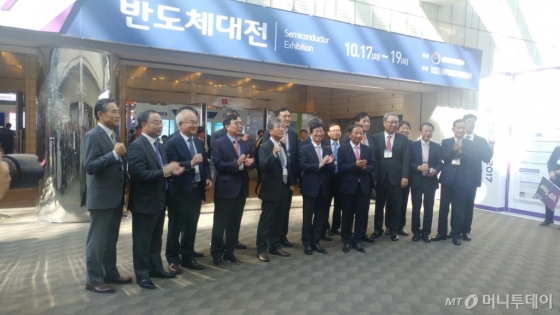 박성욱 SK하이닉스 부회장(앞줄 왼쪽에서 일곱번째)이 17일 '한국전자전 2017' 개막 당일 참석해 업계 관계자들과 화이팅을 외치고 있다./사진=김성은 기자