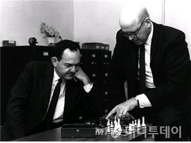 그림4. 허버트 사이먼(좌)과 앨런 뉴얼. 이들이 기호 인공지능의 첫 패러다임 케이스로 잡았던 체스에 대해서 토론하는 모습 /사진제공= 홍성욱