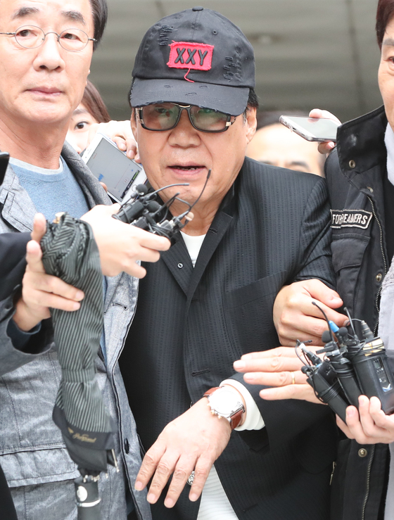  '미술품 대작 의혹'으로 징역10월에 집행유예 2년을 선고 받은 조영남이 18일 1심 선고공판을 마친 뒤 서울 서초동 중앙지법을 나서고 있다./사진=뉴스1