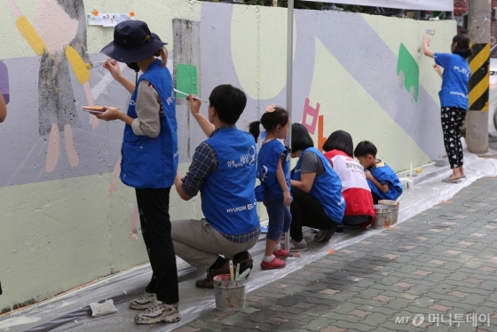 현대글로비스가 서울 중랑구 망우3동에 안전을 주제로 한 벽화를 그렸다고 19일 밝혔다. 현대글로비스 직원과 가족, 자원봉사자들이 함께 안전을 주제로 한 벽화를 그리고 있다.  /사진제공=현대글로비스