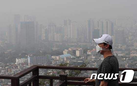 지난달 24일 서울 남산에서 바라본 도심이 뿌옇게 흐려 있다. 국립환경과학원 관계자는 "대기 정체와 황사의 영향으로 중·서부지역을 중심으로 미세먼지 농도가 높을 것으로 예상된다＂고 전했다. 2017.9.24/뉴스1 © News1 민경석 기자