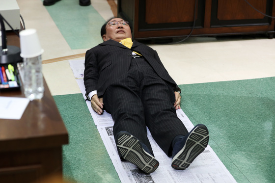 노회찬 정의당 의원이 신문지를 국감장 바닥에 깔아 드러눕고 있다. /사진=뉴스1