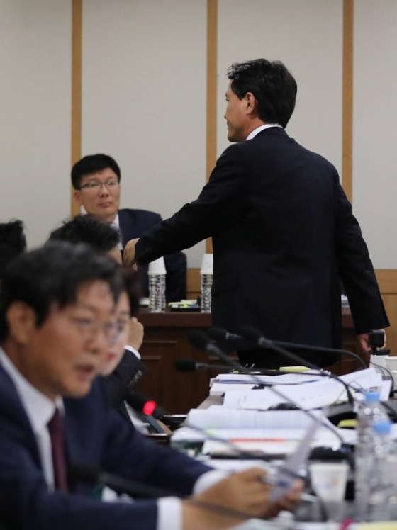 김진태 자유한국당 의원이 국감장을 퇴장하고 있다. /사진=뉴시스