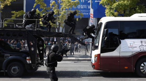 20일 서울 광화문광장에서 열린 경찰의날 기념식에서 경찰특공대가 대테러 진압전술 시범을 선보이고 있다./사진=뉴시스