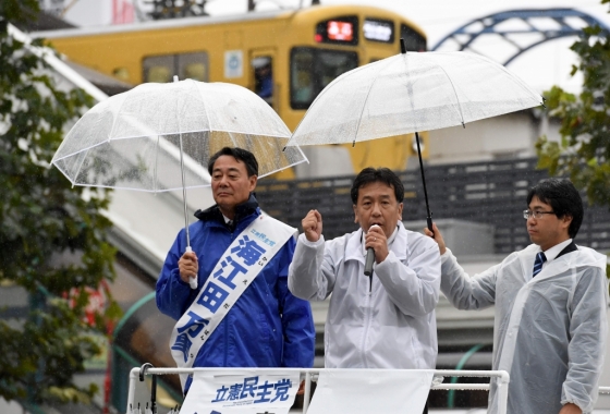 지난 19일 일본 도쿄의 한 거리에서 에다노 유키오 입헌민주당 대표가 지지 연설을 하고 있다. 입헌민주당은 오는 22일 중의원 선거를 앞두고 지지율이 크게 오르며 고이케 유리코 도쿄도지사가 이끄는 희망의 당에 앞섰다. /AFPBBNews=뉴스1