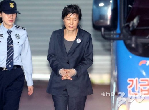 박근혜 전 대통령이 서울중앙지법에서 열린 공판을 마친 뒤 호송차에 오르고 있다./사진=홍봉진 기자