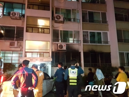 20일 밤 10시51분쯤  충북 청주시 상당구 영운동의  한 아파트 1층에서 불이 나 주민 10여명이 대피하는 소동이 벌어졌다/사진=뉴스1