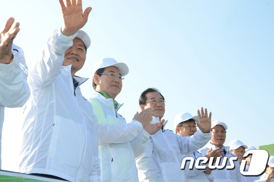 [사진]마라톤 선수들 응원하는 김영록 장관