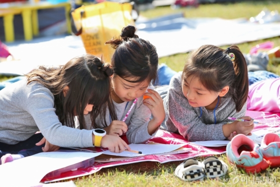 사진은 ‘제30회 대한민국 어린이 푸른나라 그림대회’에 참가한 어린이들이 그림을 그리고 있는 모습. /사진제공=현대자동차<br><br>