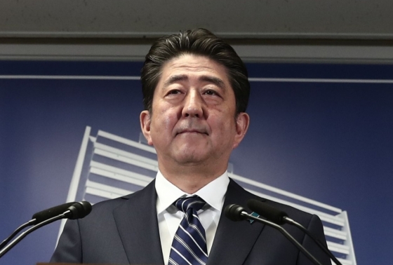 23일 중의원 선거 승리가 확정 후 기자회견 하는 아베 신조 일본 총리.  /AFPBBNews=뉴스1