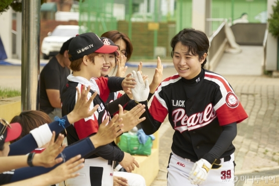 김혜리 현대모비스 연구원이 야구 경기 중에 블랙펄스 팀원들의 축하를 받고 있다./사진제공=현대모비스 