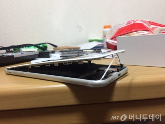 일본에서 발생한 아이폰8+ 배터리 스웰링 의심 사례./출처=트위터
