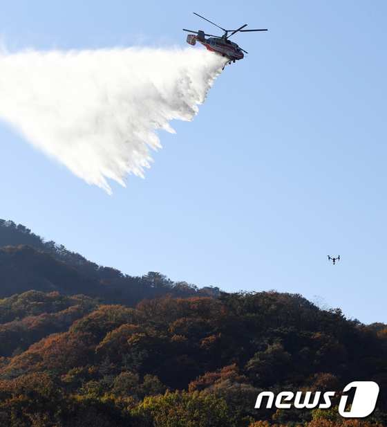 [사진]소방헬기와 드론의 환상 호흡 '산불을 잡아라'