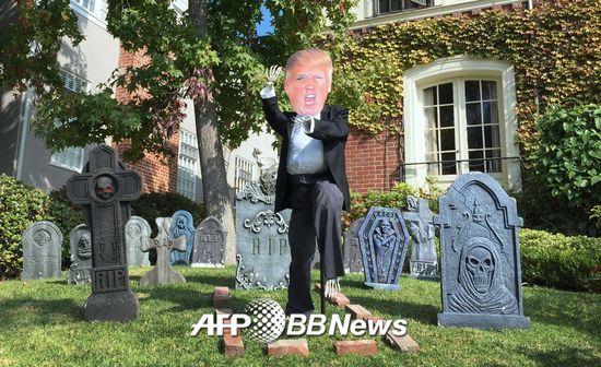 29일 미국 캘리포니아주 로스앤젤레스 한 주택 앞 잔디마당에 진열된 할로윈 장식 가운데 도널드 트럼프 미국 대통령 사진이 놓여 있다. /AFPBBNews=뉴스1
