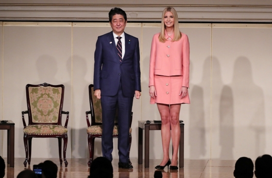 도널드 트럼프 미국 대통령의 장녀 이방카(오른쪽)가 3일 도쿄에서 열린 국제여성회의(WAW) 2017에서 강연에 앞서 아베 신조 일본 총리와 악수를 나누고 있다. /AFP=news1