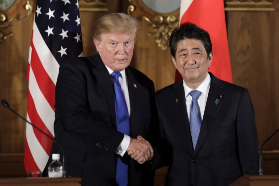 도널드 트럼프 미국 대통령(왼쪽)과 아베 신조 일본 총리가 지난 6일 일본 도쿄 아카사카 궁에서 열린 공동 기자회견에서 악수하고 있다. /AFPBBNews=뉴스1