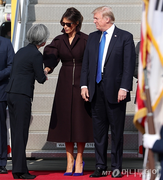 도널드 트럼프 미국 대통령과 멜라니아 트럼프 여사를 맞이하는 강경화 외교부 장관/사진=홍봉진 기자