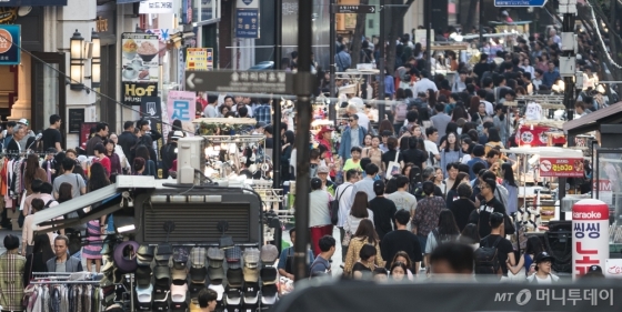 한글날이자 추석황금연휴 마지막날인 9일 서울 명동거리가 시민들과 외국인관광객들로 붐비고 있다. /사진제공=뉴스1