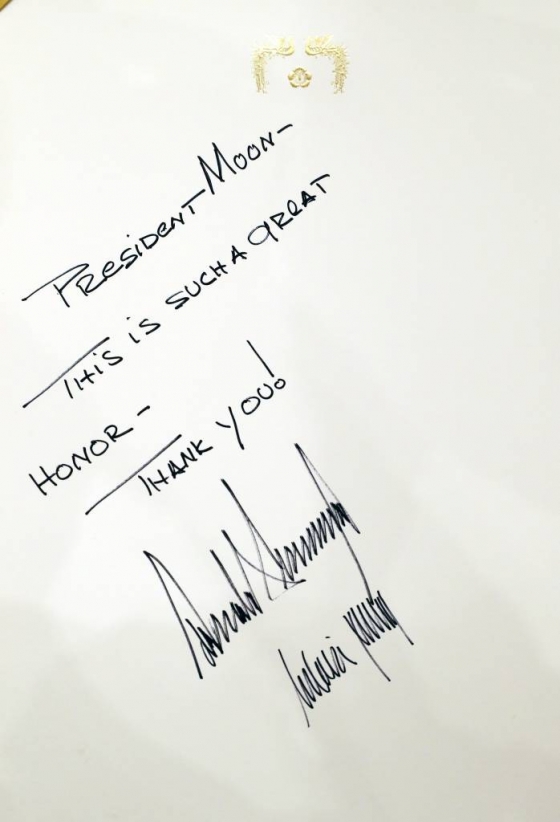 한국을 국민방문한 도널드 트럼프 미국 대통령이 7일 오후  청와대에 도착해 방명록에 글을 남겼다. /사진=뉴시스