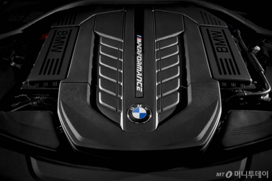 BMW  M760Li xDrive 12 (V12)/=BMW׷ ڸ
