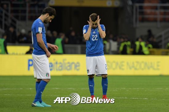 충격에 빠진 이탈리아 대표팀 선수들 /AFPBBNews=뉴스1