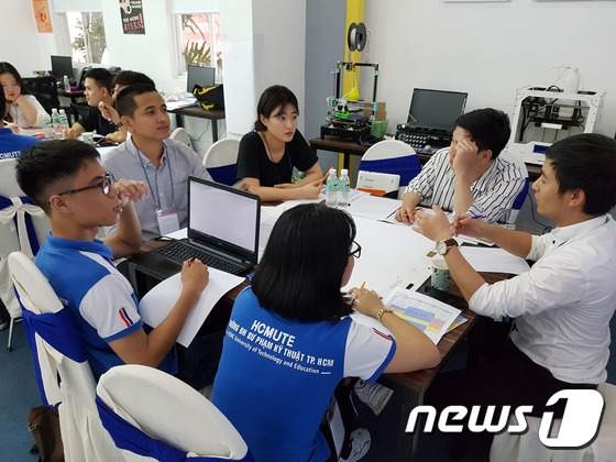 대구대와 베트남 대학생들이 ‘호찌민시 7가지 현안 해결’이란 주제로 팀별 프로젝트 수행을 위해 대화를 나누고 있다. <br>
(대구대학교 제공) © News1