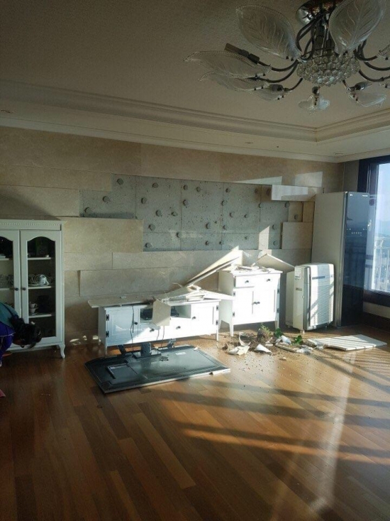  경북 포항시 북구 북쪽 9km 지역에서 규모 5.4 지진이 발생한 15일 오후 포항 시내 주택 내부가  파손돼 있다.(독자 제공)/사진=뉴스1   