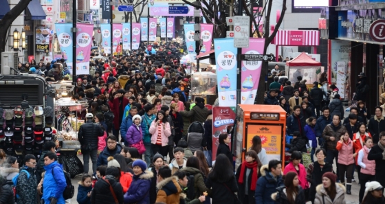 설 연휴 넷째 날인 9일 오후 서울 중구 명동거리가 시민들과 외국인관광객들로 북적이고 있다.2016.2.9/뉴스1 