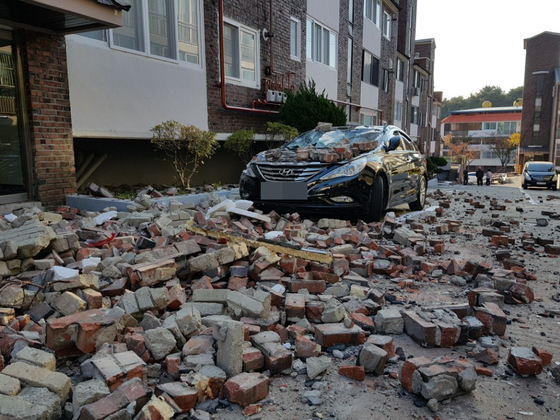 15일 경북 포항시에 진도 5.4 규모의 지진이 발생했다. 포항시 북구 환호동 대동빌라 외벽이 무너져 내려 차량이 파손돼 있다. 주민 50여명이 긴급대피했다. /사진=뉴스1 