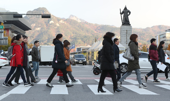  전국적으로 기온이 큰 폭으로 내려간 15일 오전 서울 종로구 광화문 네거리에서 두꺼운 옷을 입은 시민들이 몸을 웅크린채 출근길을 재촉하고 있다. 2017.11.15/뉴스1 