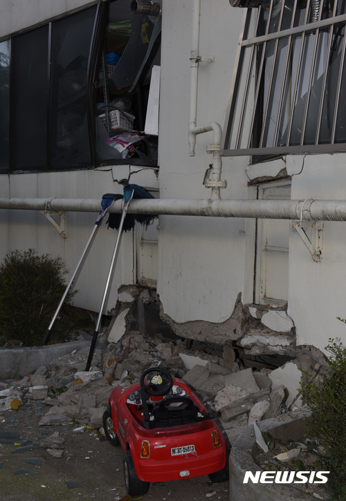 지난 15일 오후 2시 29분쯤 경북 포항시 북구 북쪽 6km 지역에서 규모 5.5 지진이 발생한 가운데 16일 포항시 흥해읍 대성아파트에 건물 기둥이 내려앉아 있다. /사진=뉴시스
