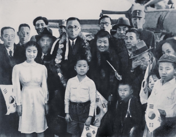 대한민국임시정부 요인들이 1945년 환국 전 상하이 공항에서 찍은 사진. 앞줄 가운데 태극기를 든 소년이 이종찬 전 의원이다. 오른쪽에 눈물을 닦고 있는 중절모 쓴 노인이 이종찬의 작은할아버지인 성재 이시영/제공=우당기념관