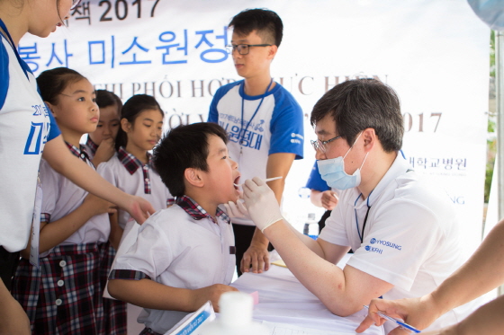 효성 미소원정대가 효성의 베트남 사업장 인근 초등학교 두 곳을 방문해 어린이들의 기초건강검진, 안과검진, 치과예방활동을 실시하고 있다./사진제공=효성