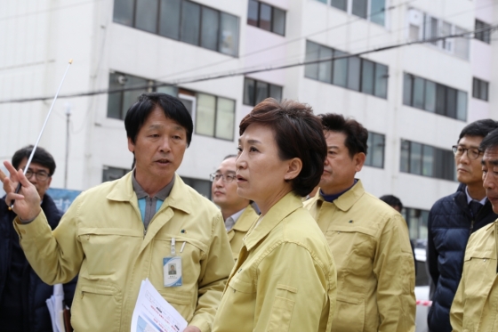 김현미 국토교통부 장관(사진 가운데)이 17일 경북 포항시의 지진 피해현장을 방문해 피해 상황 설명을 듣고 있다. /사진제공=국토교통부