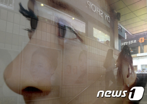 서울 강남구 압구정역에 설치된 성형외과 광고물 /뉴스1 © News1 안은나 기자