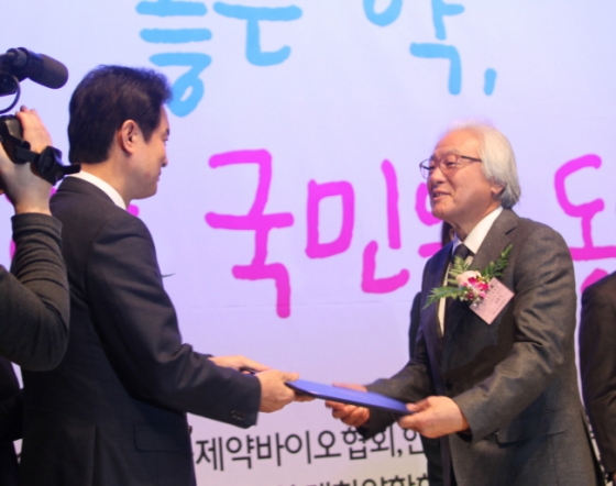 김한기 신신제약 부회장(오른쪽) / 사진제공=신신제약