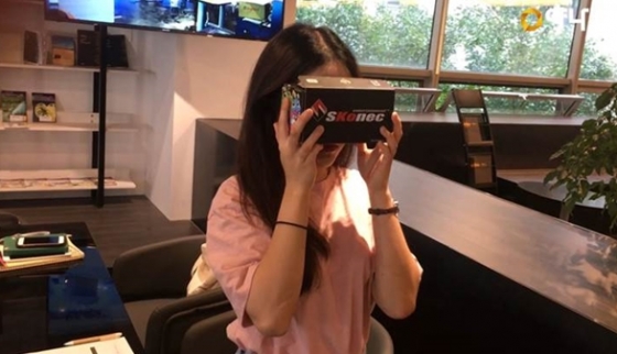 서울 강남역 인근 야나두스페이스에서 VR(가상현실) 콘텐츠 '전세계로 떠나는 VR 가상체험'을 즐기는 모습. / 사진제공=야나두