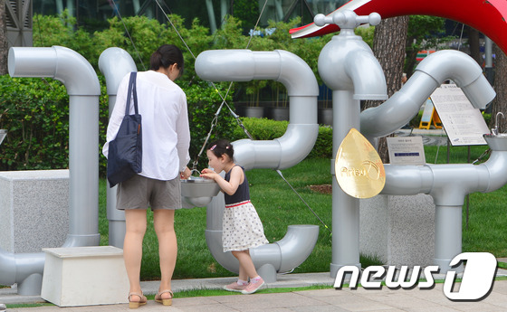 3일 오전 서울 중구 서울시청 앞에 설치된 아리수 음수대에서 어린이가 물을 마시고 있다. 2016.7.3/뉴스1 © News1 구윤성 기자
