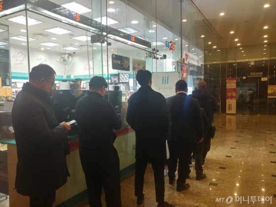 21일 서울 강남지역 GS25강남점에서 이른 아침부터 구매 대기자들이 KT&G 전자담배 릴 입고를 기다리고 있다/사진=머니투데이