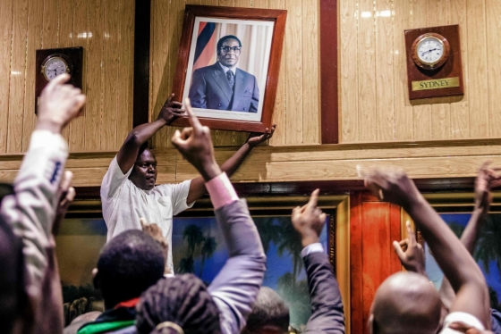21일(현지시각) 짐바브웨 수도 하라레의 국제컨퍼런스센터에서 시민들이 로버트 무가베 전 짐바브웨 대통령의 초상화를 떼어내고 있다. /AFPBBNews=뉴스1