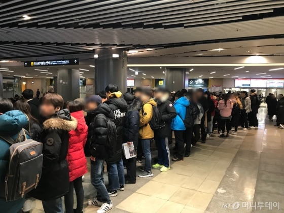 21일 오후 11시50분, 롯데백화점 잠실점에 400여명의 소비자들이 줄을 선 모습. /사진=신현우 기자