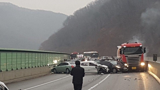 22일 오전 8시17분쯤 서울-양양고속도로 가평휴게소와 설악 IC 인근서 25t 덤프트럭과 마티즈 등 차량 10여대가 추돌하는 사고가 발생했다./사진=뉴시스