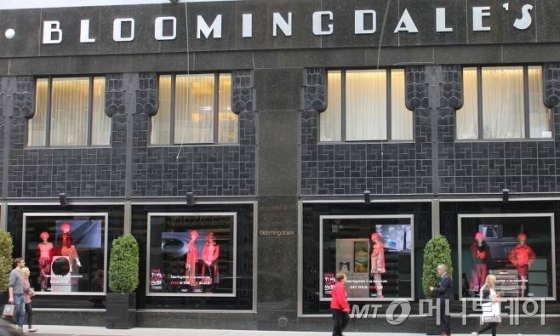 뉴욕 맨하탄에 있는 '블루밍데일스' 백화점의 1층 메인 쇼윈도에 전시된 LG전자의 프리미엄 가전브랜드 'LG 시그니처'/사진제공=LG전자 